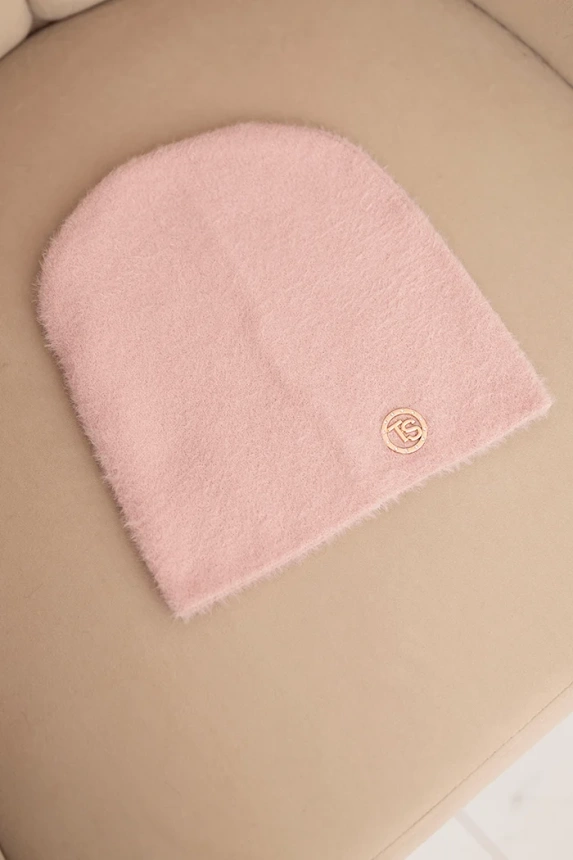 Classic women's hat made of alpaca with a decorative plate powder pink