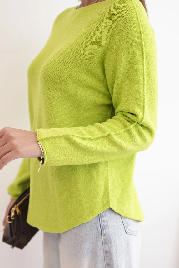 Women's sweater made of viscose with long sleeves and a round neckline pistachio