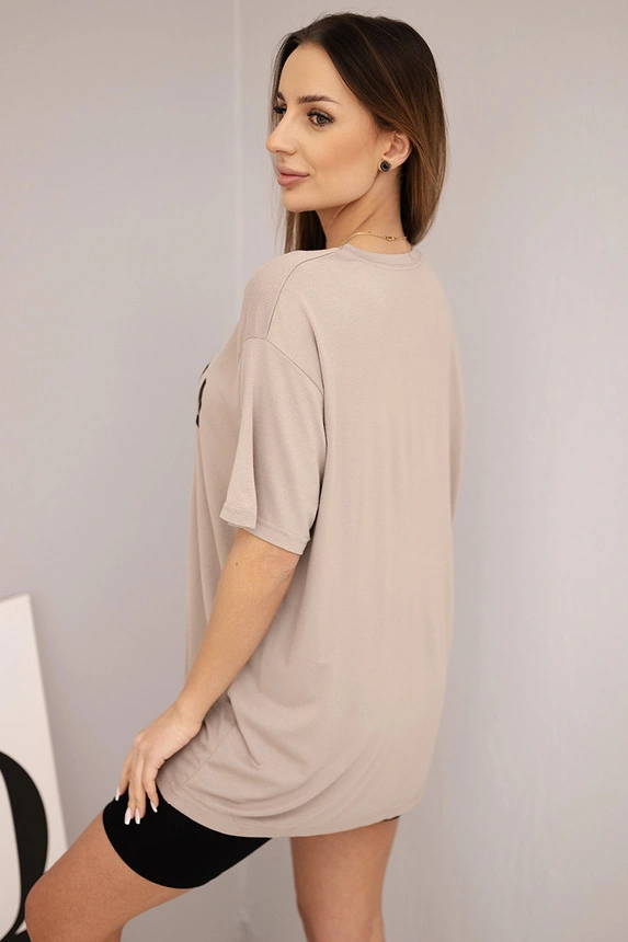 Damen-Set mit lockerer Bluse und engen Shorts beige