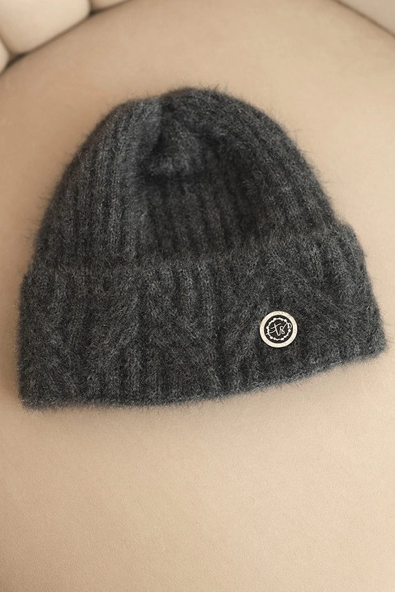 Dámská zimní čepice z huňaté pleteniny a s elegantním knoflíkem grafitová