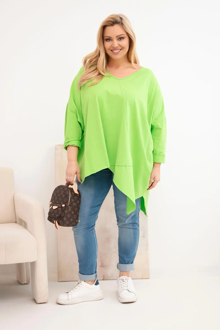 Moteriška medvilninė bluzka Plus Size su asimetriniu apačioje ir V formos iškirpte šviesiai žalia