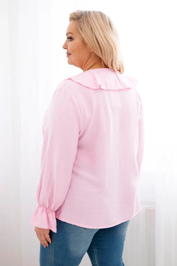 Moteriška viskozinė bluzonė Plus Size su volantais ir dekoratyvine segtuku saldžiai rožinė