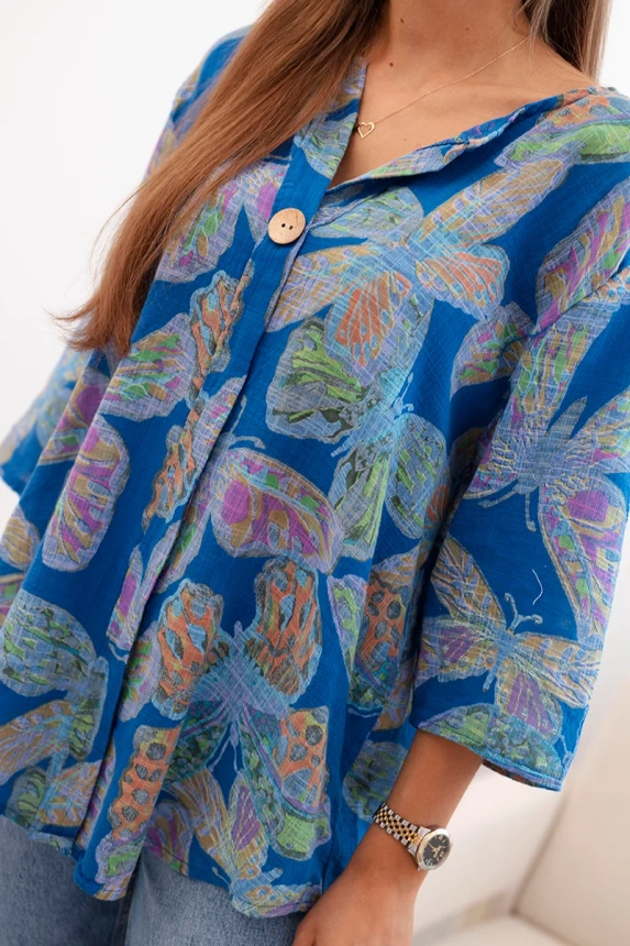 Damenbluse aus Baumwolle mit Schmetterlingsmotiv und Knöpfen - Kornblumenblau