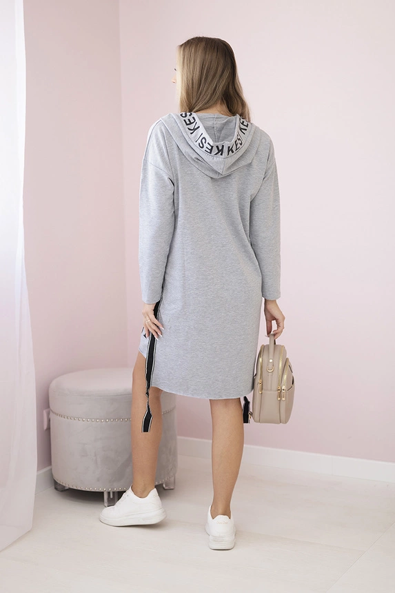 Graues Kleid mit Kapuze und Druck