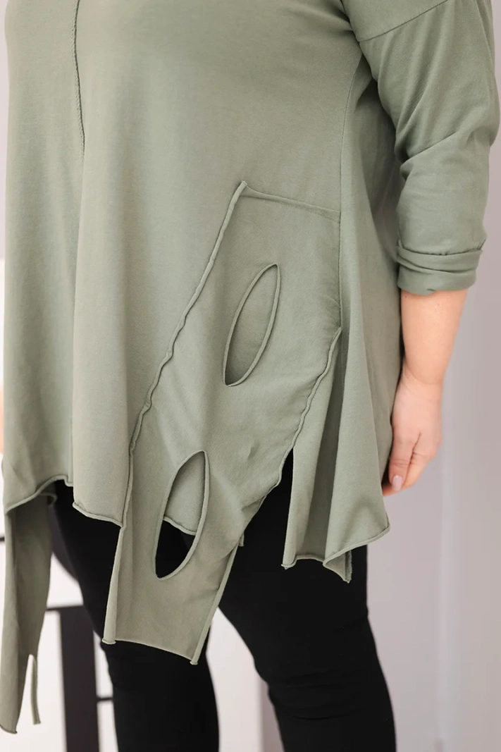 Dámska bavlnená blúzka Plus Size s asymetrickým spodkom a výrezmi khaki
