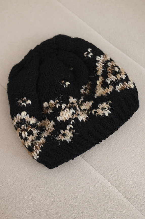 Women's wool winter hat with decorative crystals K399 black