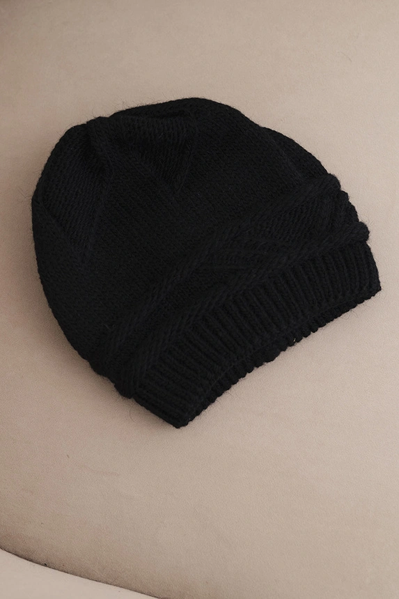 Women's winter hat made of wool with a woven pattern K428 black
