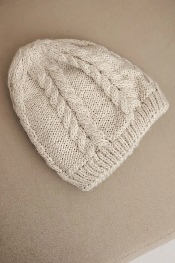 Damenwintermütze aus Wolle mit Zopfmuster K452 beige