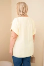 Plus-Size-Damenbluse aus Viskose mit kurzen Ärmeln und dekorativem Halstuch gelb