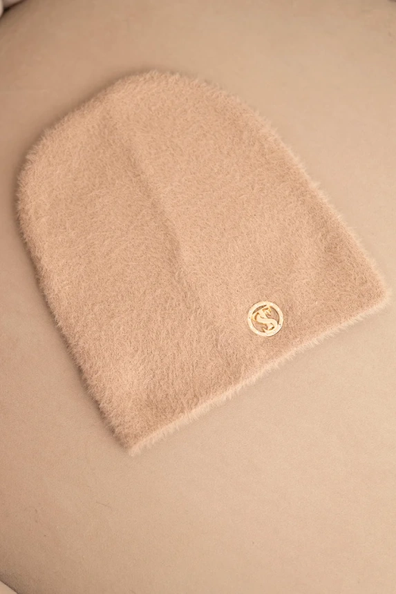 Classic women's alpaca hat with decorative plate beige