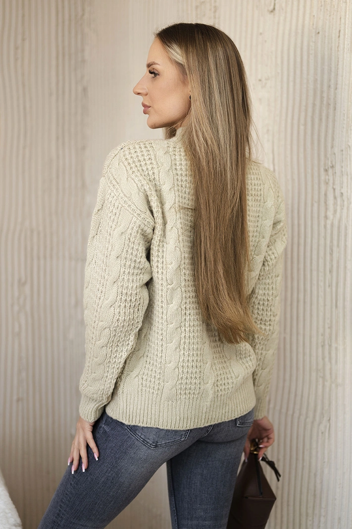 Pullover über dem Kopf angezogen hellbeige
