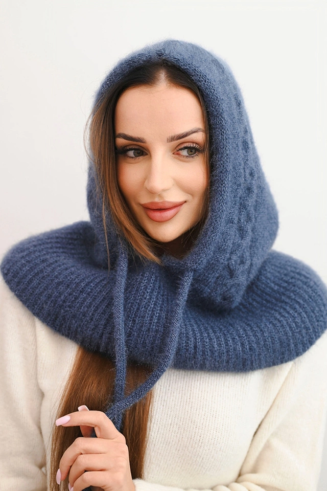 Moteriška kepurė su kapišonu, rišimu ir pintu raštu balta