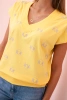 Moteriška medvilninė palaidinė su V formos iškirpte ir varnėnų spauda geltona