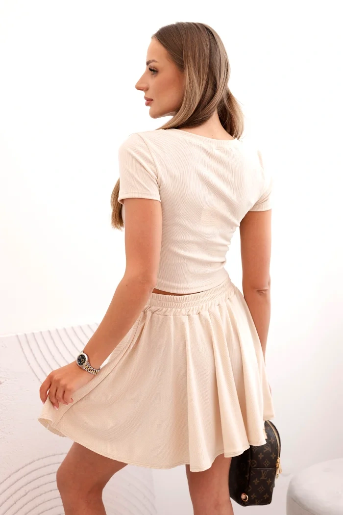 Damen-Set aus kurzärmeliger Bluse und ausgestelltem Rock beige
