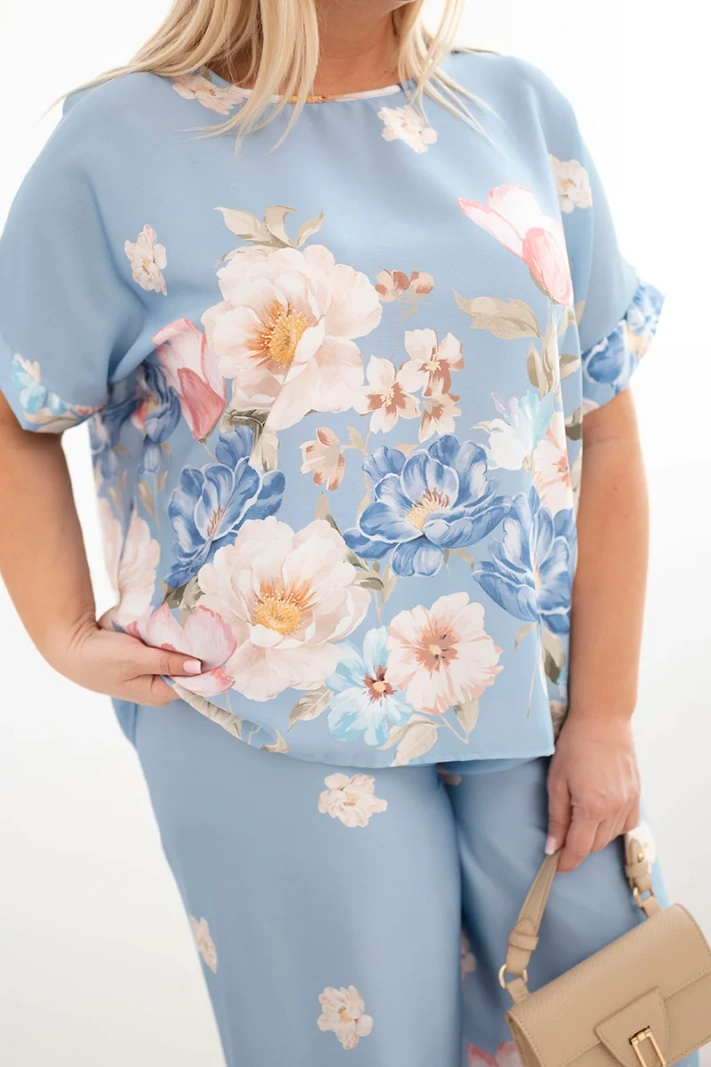 Dámský komplet Plus Size s halenkou a kalhotami s květinovým vzorem a širokými nohavicemi modrý