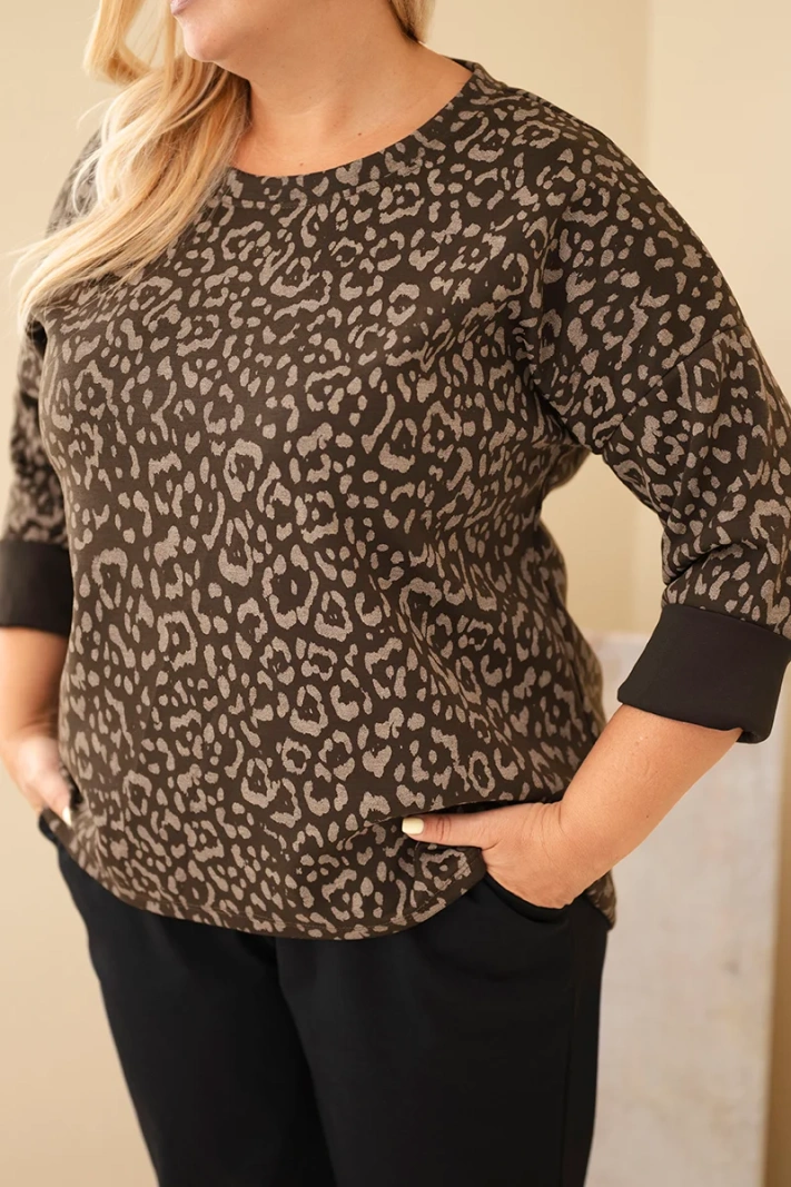 Bluzka damska Plus Size w panterkę z dłuższym tyłem brązowa
