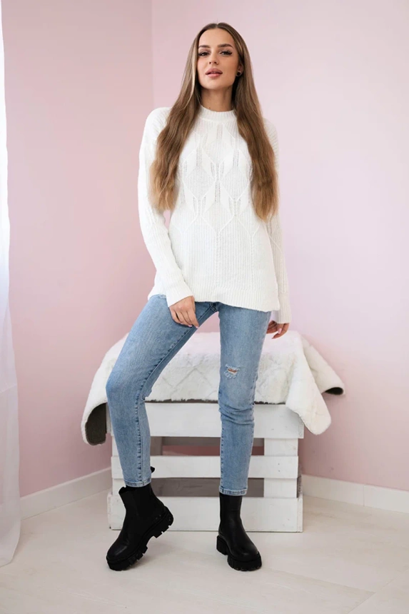 Megztinis, uždėtas virš galvos su madingu pynimu ecru