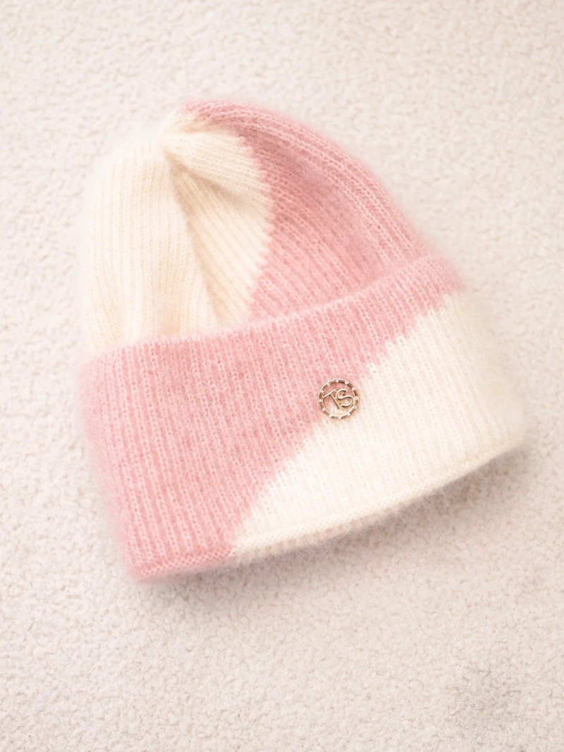 A hat women's classic with decorative emblem ecru+powder