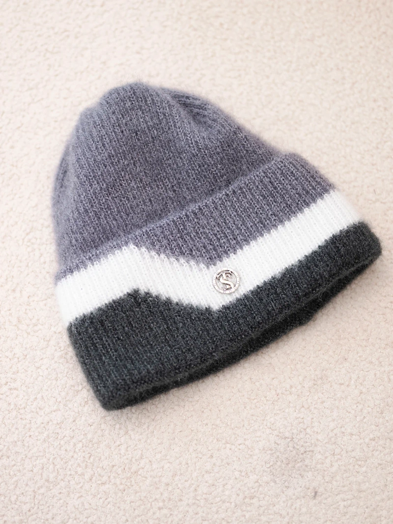 Czapka damska beanie prążkowana z ozdobą ciemnoszara+grafitowa