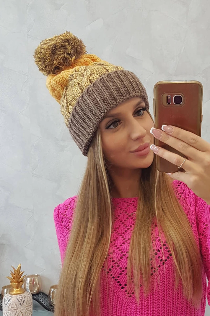 Dámska čiapka s pomponom Abigail K326 cappuccino+žltá