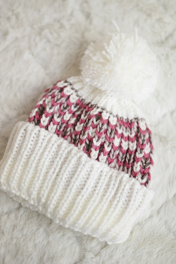 Cap with a pompom Ellen K325 white