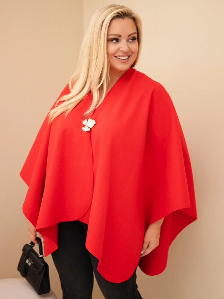 Narzutka damska ponczo Plus Size z broszką czerwona