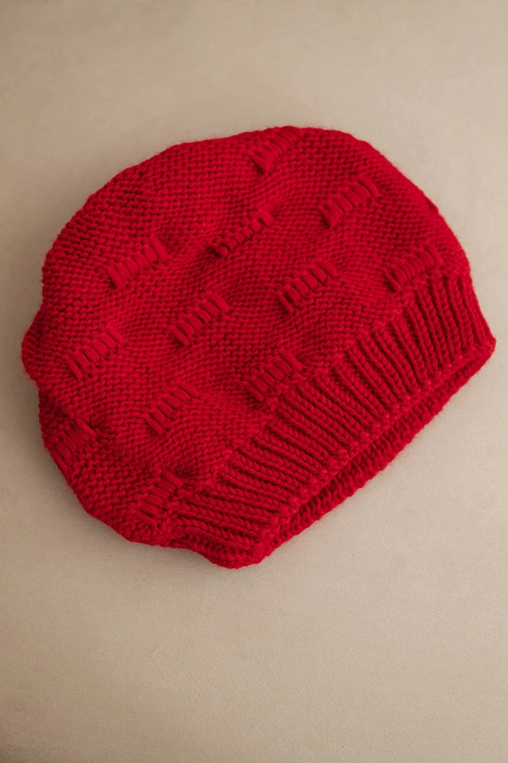 Women's winter hat made of wool with decorative weave K451 red