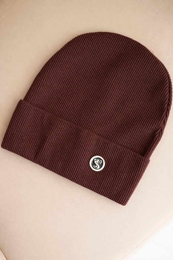 Women's ribbed cap made of modal and viscose with a decorative button brown