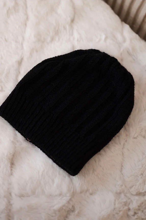 Čapica s fleece Anna K238 čierna