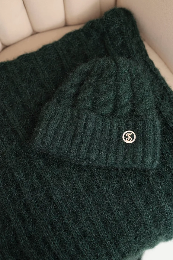 Damen-Set Mütze und Schal mit Ripp-Design und Dekoration dunkelgrün