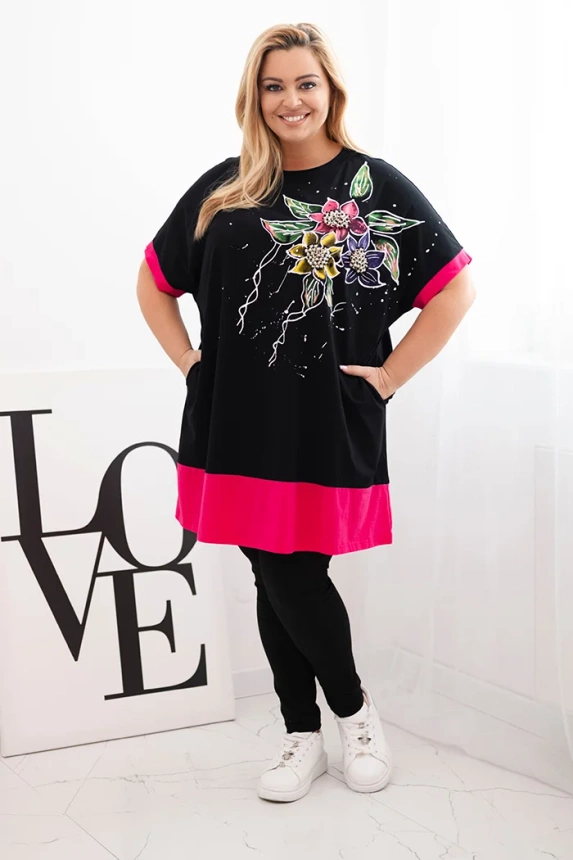 Fuksijos spalvos moteriška Plus Size tunika su gėlių raštu ir dekoratyviniais perliukais