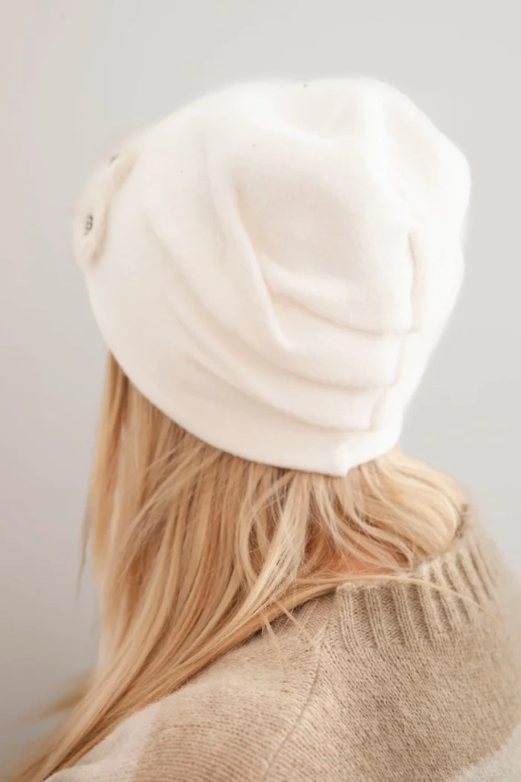 Women's hat with decorative fur flowers elegant white