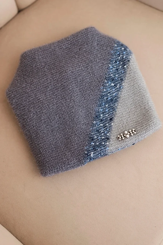 Women's ribbed cap made of modal and viscose with a decorative button ecru