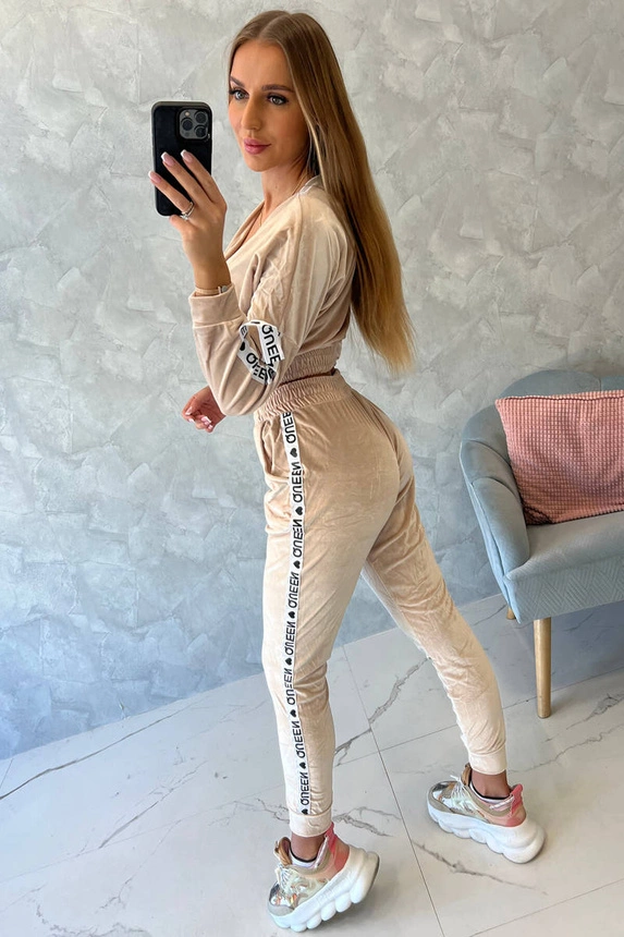 Velúrová súprava s nápisom Queen béžová