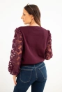 Damen Strickbluse mit Spitzenärmeln und dekorativen Knöpfen pflaume