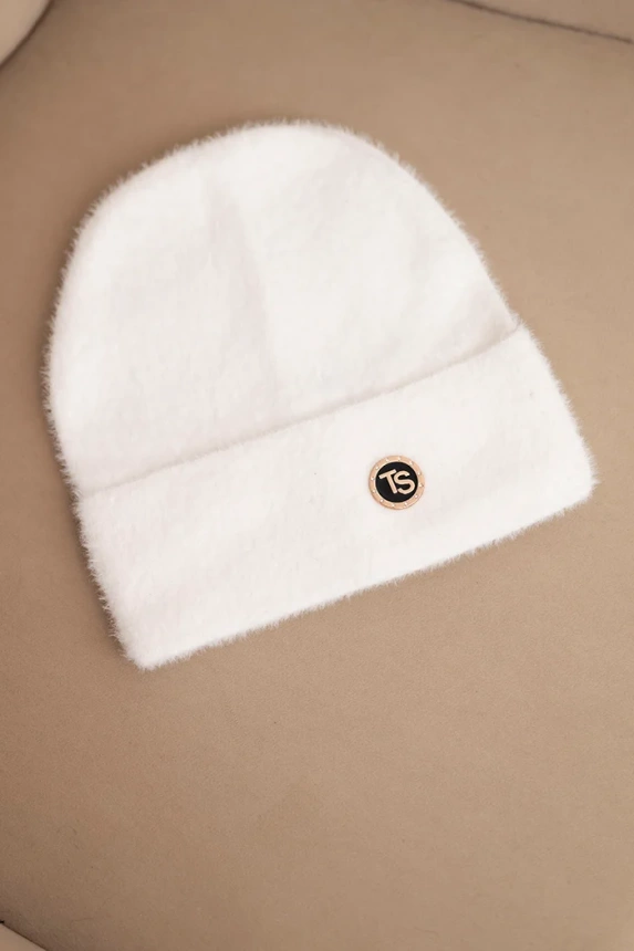 Soft women's alpaca hat with decorative plate white