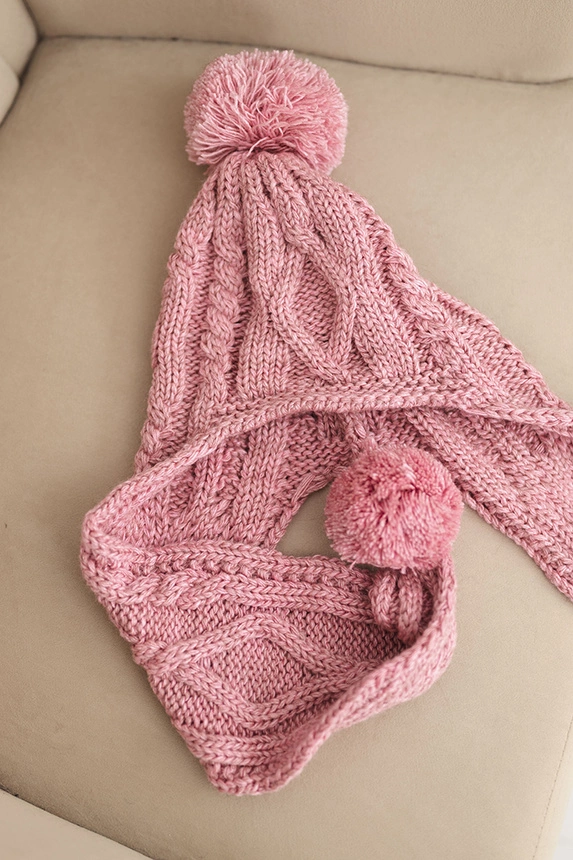 Damen Wintermütze aus Wolle mit Pompons und verlängerten Seiten K448 rosa