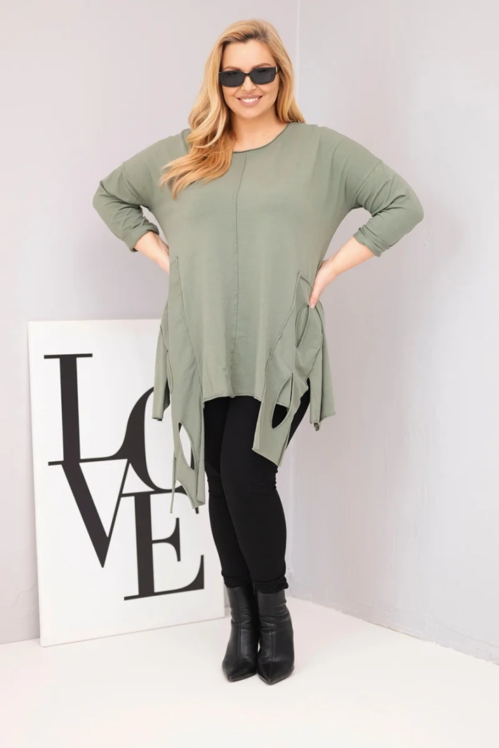 Dámska bavlnená blúzka Plus Size s asymetrickým spodkom a výrezmi khaki