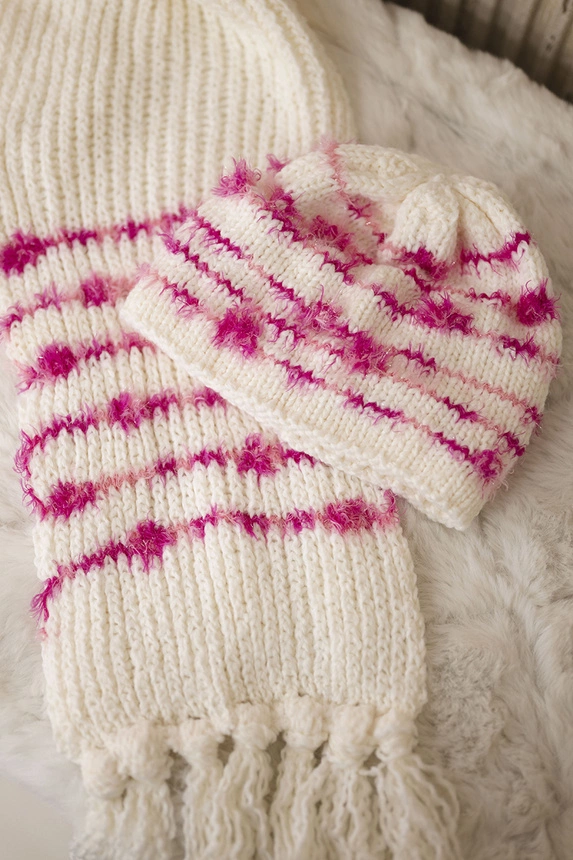 Women's set with a shawl Anika K304 ecru + fuchsia