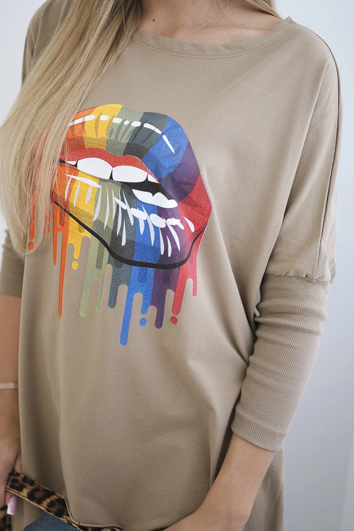 Oversize-Bluse mit Regenbogen-Lippen-Print camel