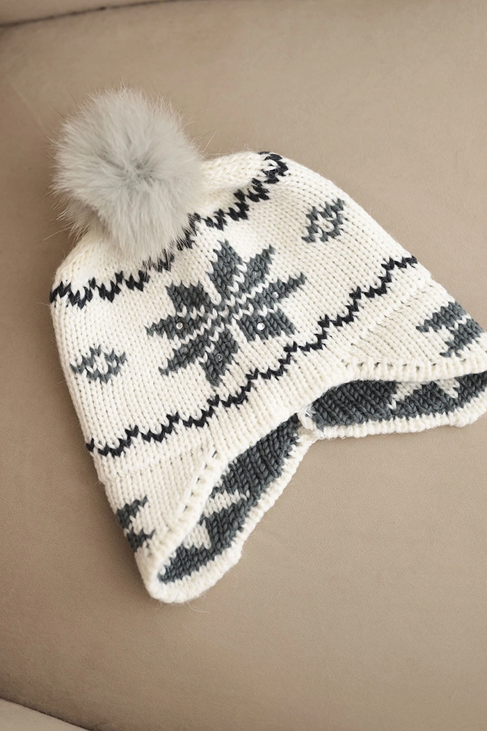 Women's winter wool hat with snowflake pattern and pompom K450 white + graphite