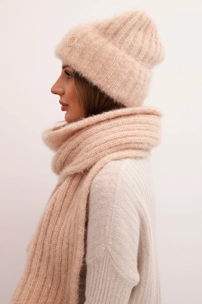 Women's set hat and long scarf made of soft yarn beige