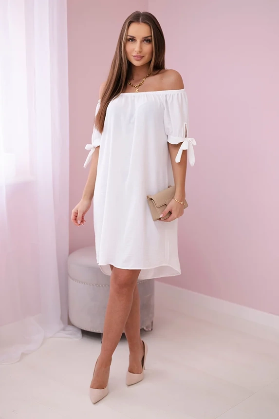 Kleid an den Ärmeln gebunden weiß