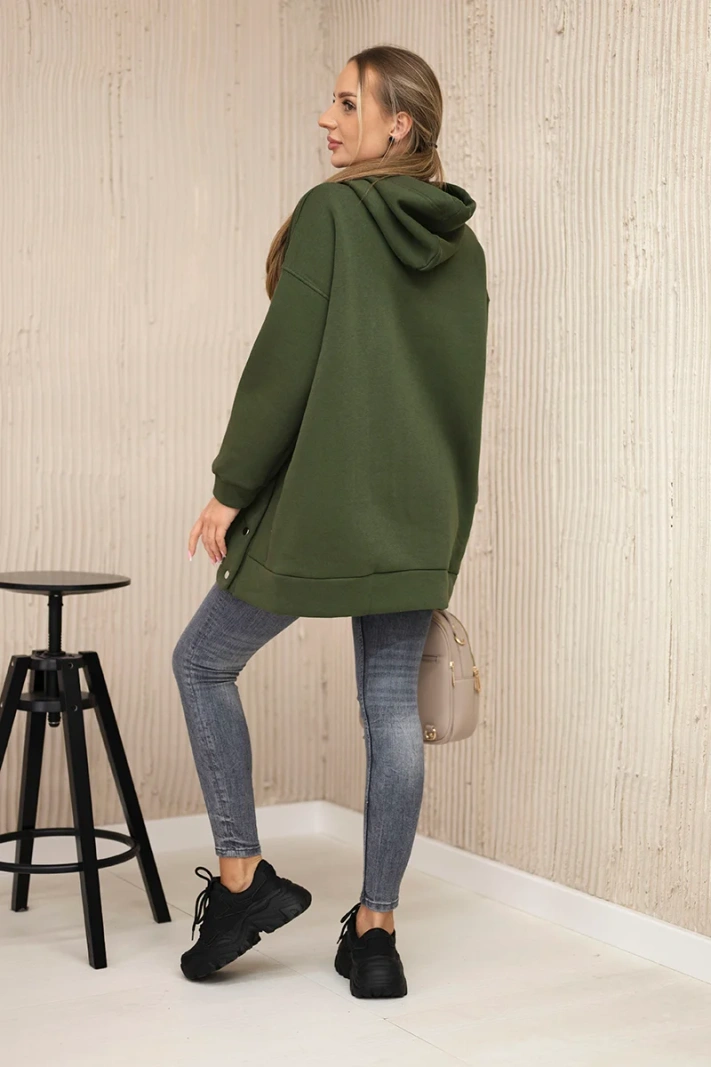 Isoliertes Sweatshirt mit Druckknöpfen khaki