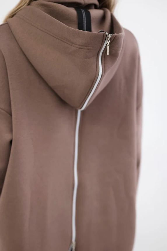 Isoliertes Sweatshirt mit Reißverschluss am Rücken Mokka