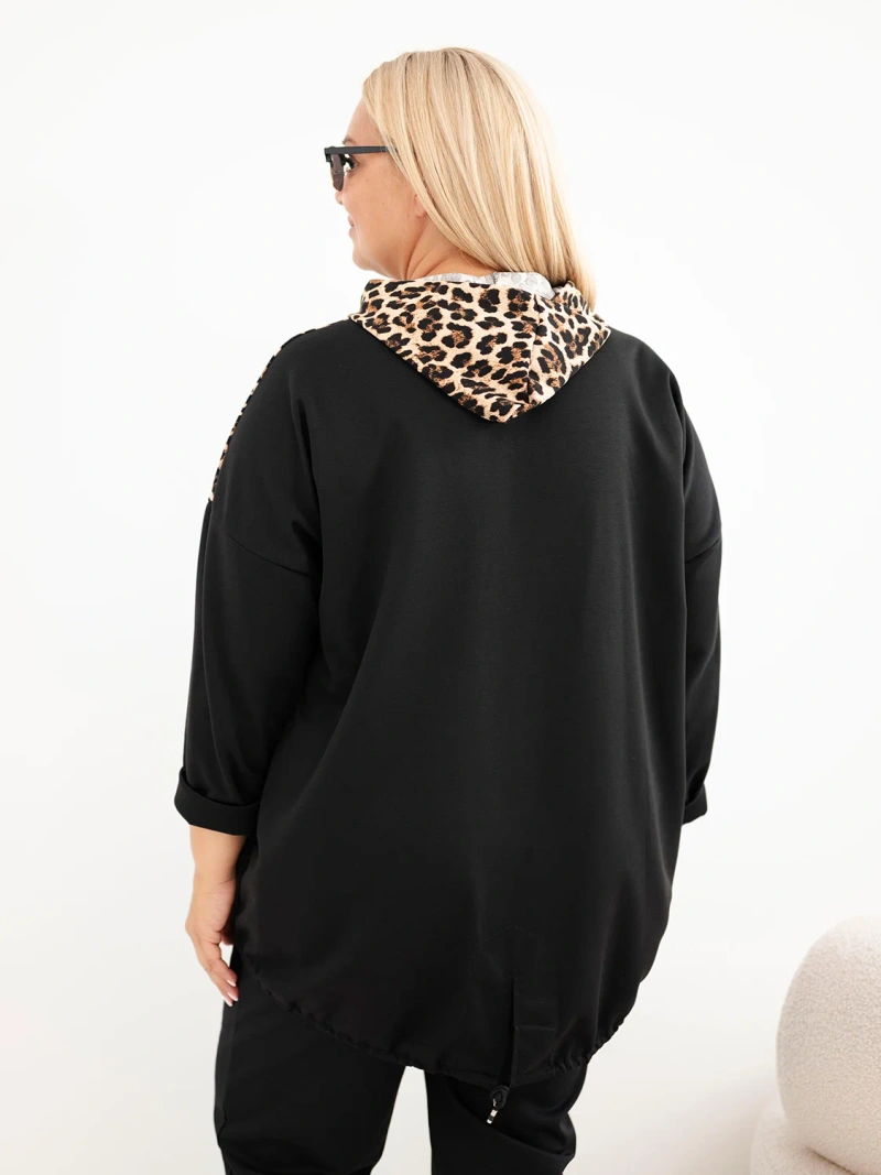 Moteriškas didelių dydžių veliūrinis džemperis su gaubtu ir leopardo rašto įsiuvais juoda