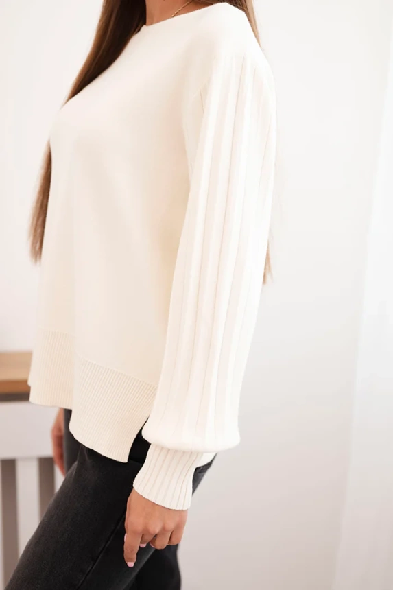 Women's viscose sweater with long sleeves and side slits ecru