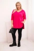 Moteriška medvilninė bliuskelė Plus Size su V formos iškirpte ir pasukta rankove fuksija
