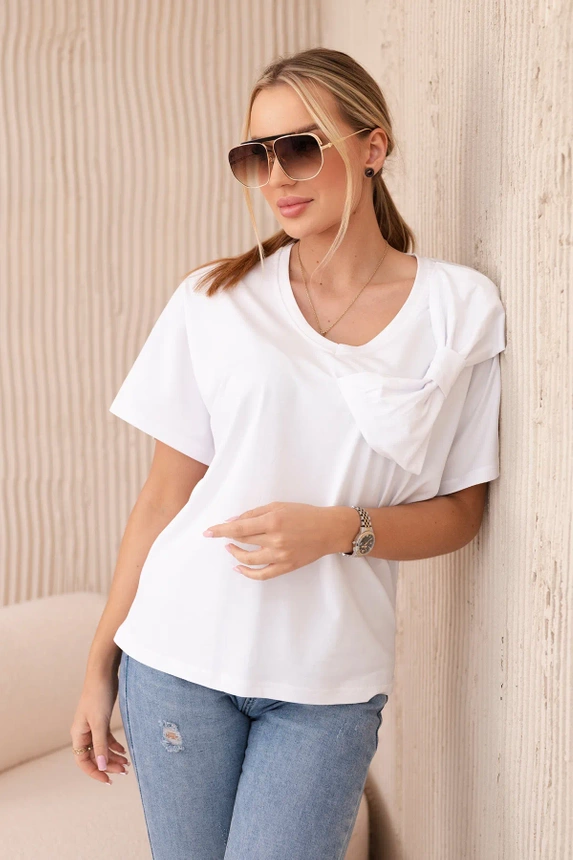Cotton blouse with a decorative bow white