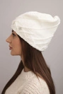 Zimná dámska čiapka z vlny s ozdobnými zirkónmi a pleteným vzorom K396 biela